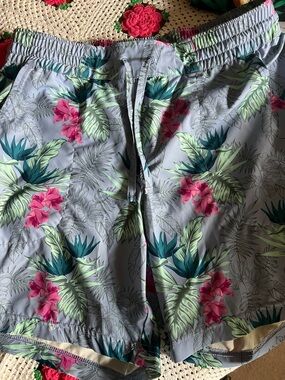 Ladies Duluth Bermuda shorts unlined with pockets size medium Euc worn once